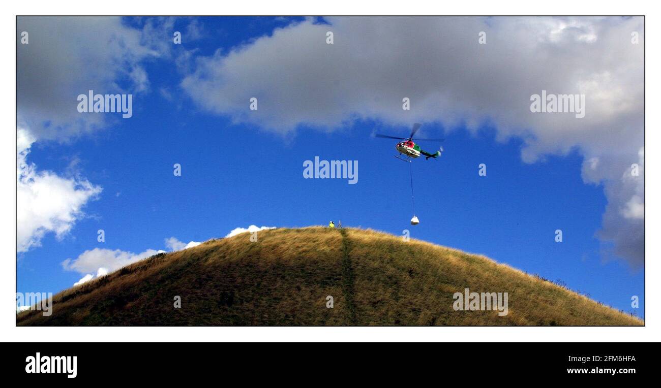 Silbury Hill dans le Wiltshire, construit entre les 28e et 20e siècles avant JC, A été l'arbre dans lui bouché avec de la craie placé par hélicoptère, cela va la stabale dans la préparation pour le 21e siècle AD techniques qui seront utilisées pour scanner et de la carte de l'intérieur dans la préparation pour les réparations.pic David Sandison 16/8/2001 Banque D'Images