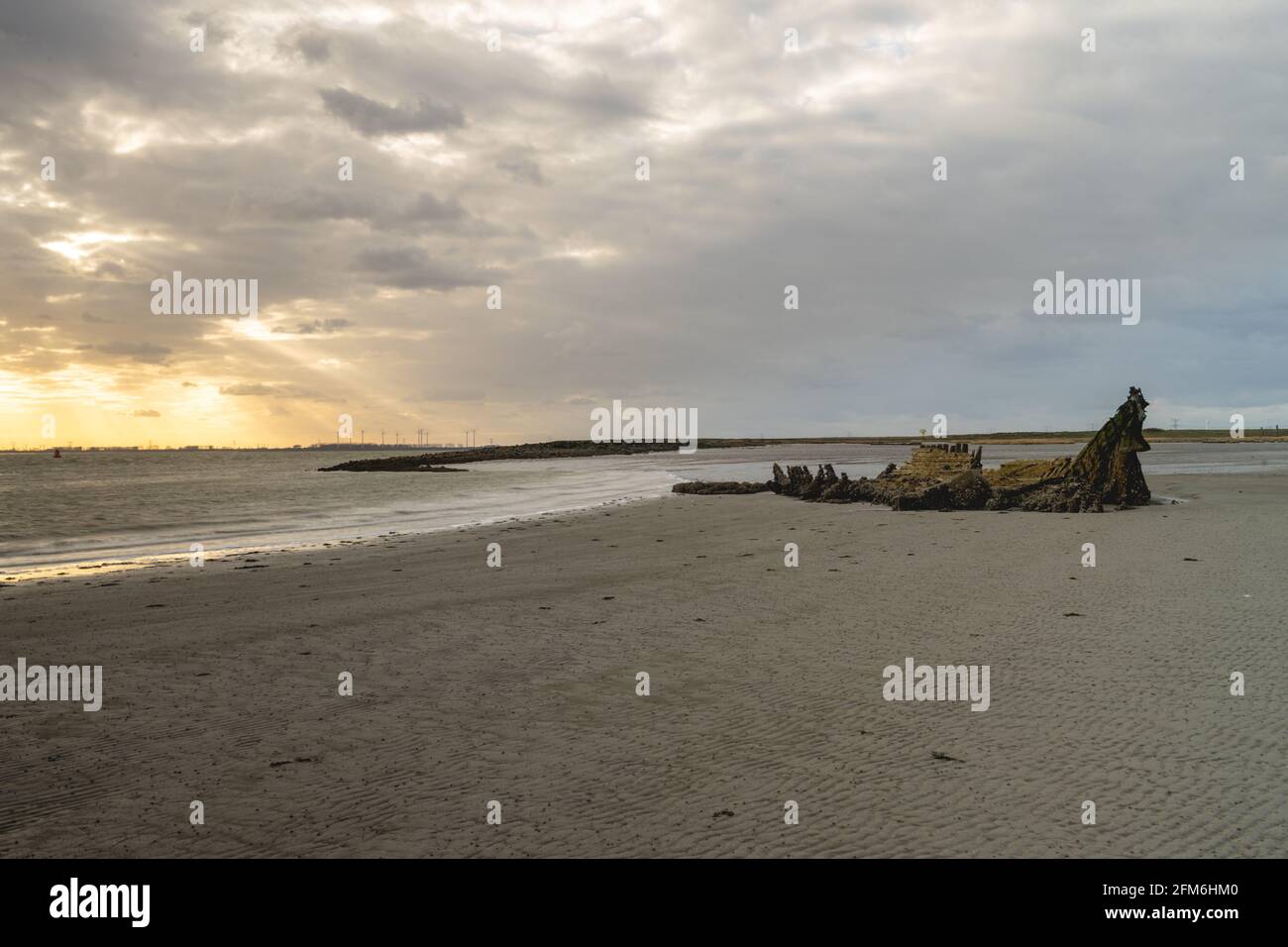 Coucher de soleil sur la côte de Hansweert aux pays-Bas, Old Shipwreck Banque D'Images