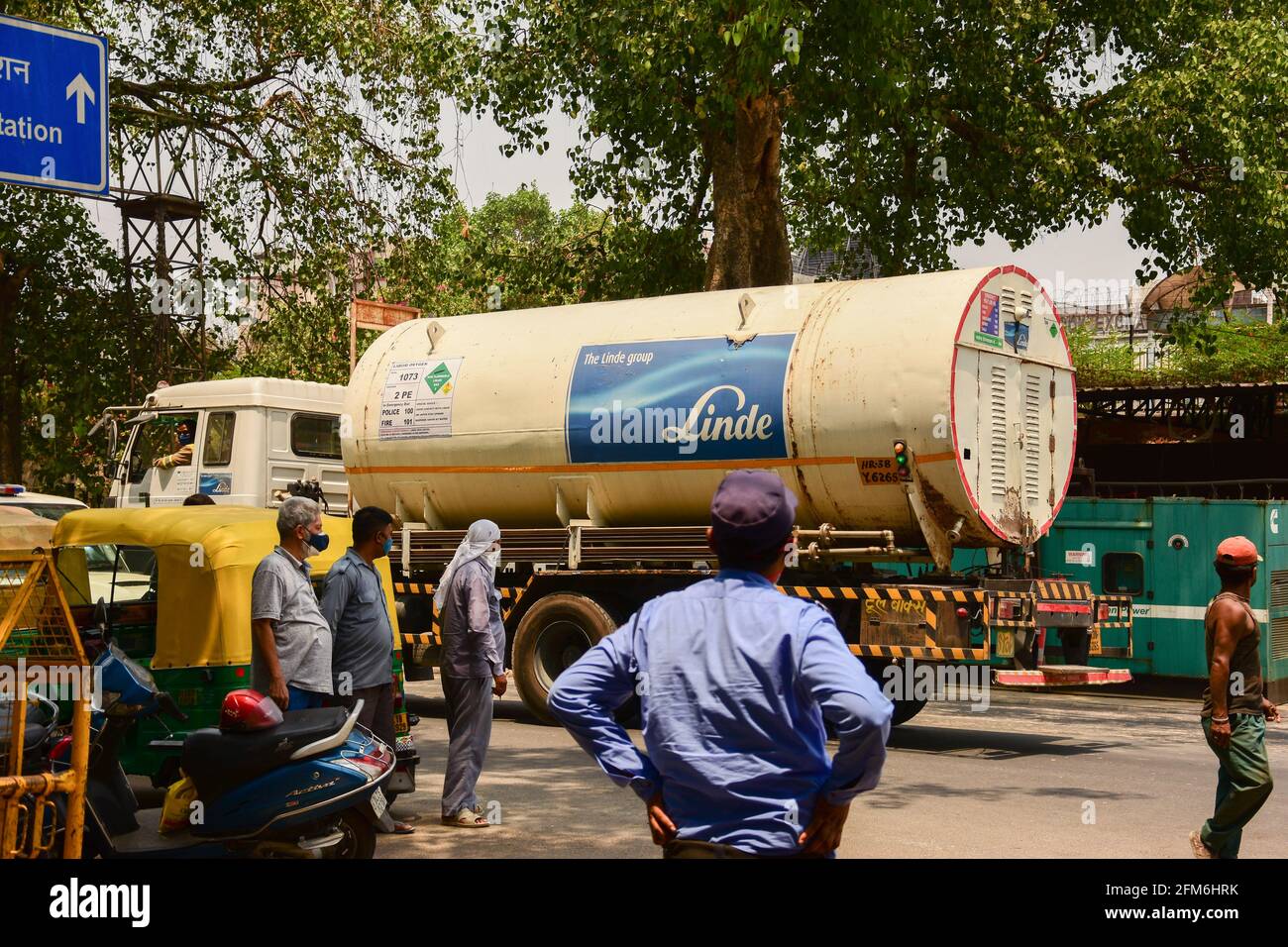 New Delhi, Inde. 06e mai 2021. Un pétrolier à oxygène passant devant l'hôpital LNJP. L'Inde a enregistré un total de 21.512 millions de cas, 17.629 millions de cas de récupération et 4,210 décès dus à la coronavirus. Le gouvernement de Delhi Lok Nayak Jai Prakash Narayan Hospital (LNJP), est l'un des plus grands établissements pour les patients atteints de coronavirus (Covid-19). Crédit : SOPA Images Limited/Alamy Live News Banque D'Images