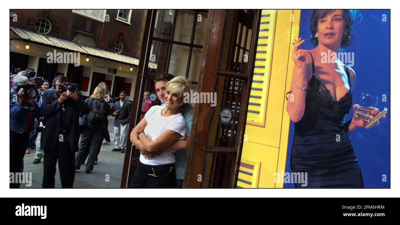 Linda Gray, actrice américaine et star de Dallas, fera ses débuts sur la scène du West End avec Mme Robinson au Graduate et David Nicolle faisant également ses débuts sur le West End avec Benjamin au Gielgud Theatre de Londres.pic David Sandison 11/9/2001 Banque D'Images