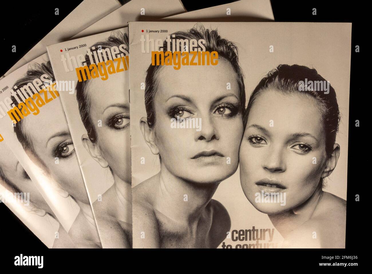 The Times Magazine du journal The Times du 1er janvier 2000 avec Twiggy et Kate Moss sur la couverture. Banque D'Images