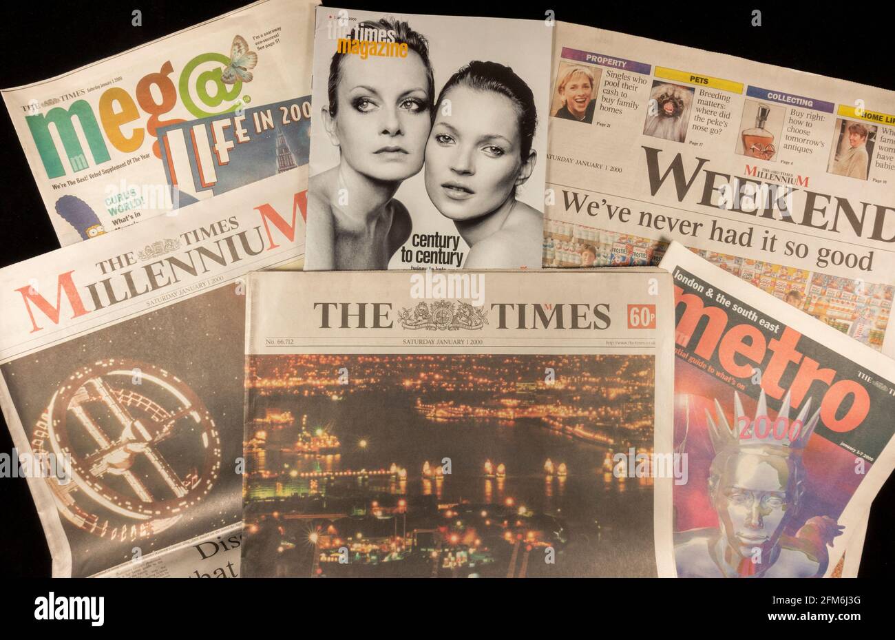 Le journal The Times du 1er janvier 2000 et toutes les sections supplémentaires du journal du samedi (magazine, week-end, etc.) Banque D'Images