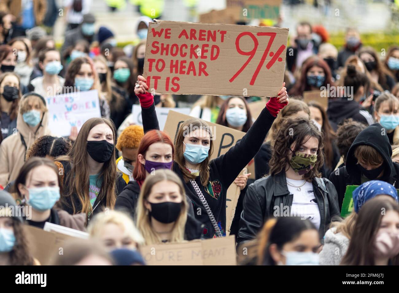 Manifestant tenant un écriteau dans la foule lors de la marche de 97% contre la violence faite aux femmes et aux femmes marginalisées, Londres, 3 avril 2021 Banque D'Images