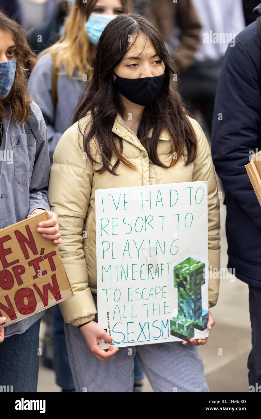 Manifestant avec un écriteau lors de la marche de 97% contre la violence faite aux femmes et aux femmes marginalisées, Londres, 3 avril 2021 Banque D'Images