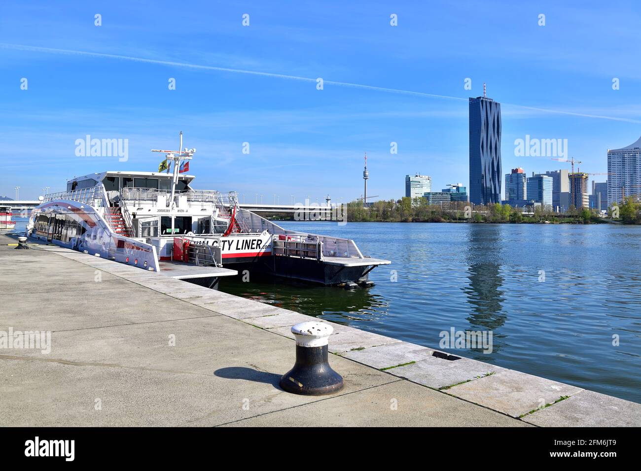 Vienne, Autriche. Double City Liner à Vienne sur le Danube Banque D'Images