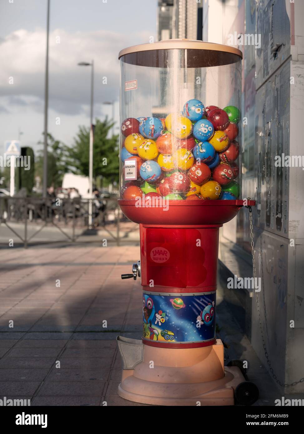 distributeur de jouets en capsules dans une rue urbaine Photo Stock - Alamy