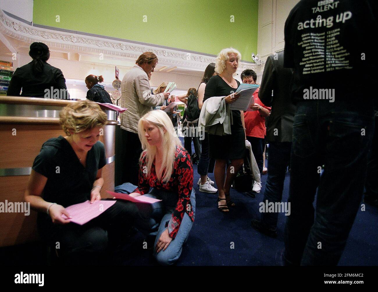 hopefuls répète pour les auditions de la bbc à l'odeon holloway. 4/9/01 pilston Banque D'Images