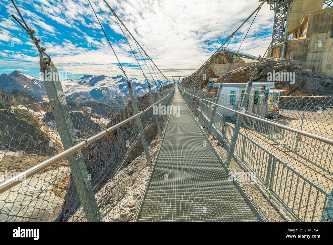 Vue prospective du pont suspendu de Titlis top. Glacier de montagne dans les Alpes Uri. Point de vue à 3028 m situé dans les cantons d'Obwalden et de Berne Banque D'Images