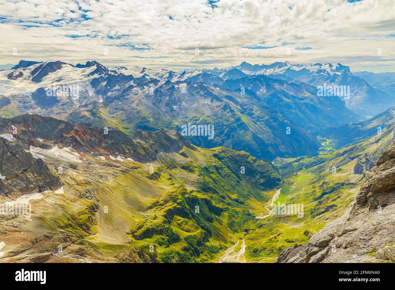 Panorama sur les Alpes URI au sommet du mont Titlis, entre Obwalden et Berne. Suisse. Le pont suspendu le plus haut d'Europe, 3041 mètres. Banque D'Images