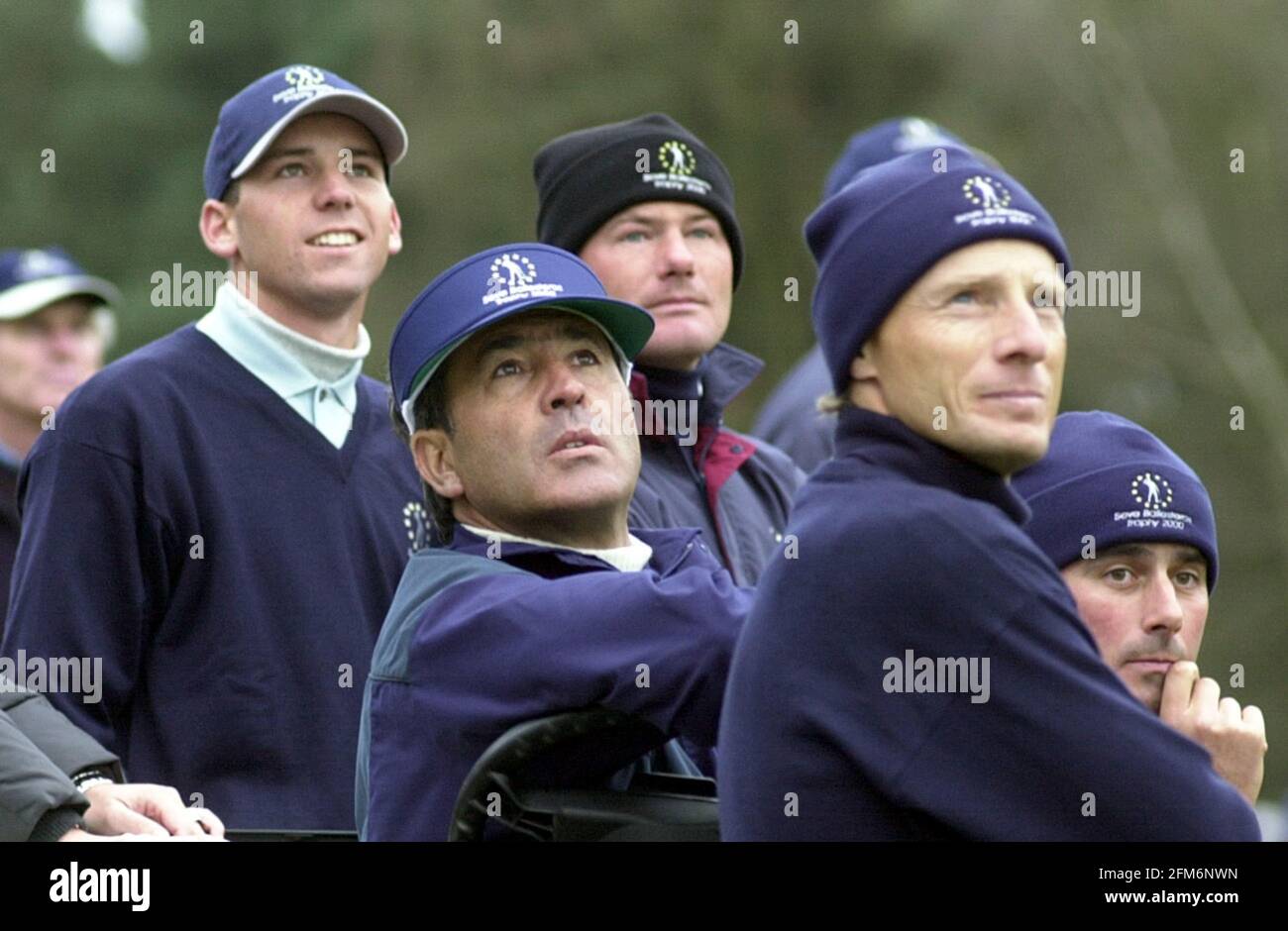 Trophée Seve Ballesteros avril 2000 Seve Ballesteros et le reste De l'équipe Europe, regardez Olazabal deuxième tir sur le Le 17ème trou à Sunningdale qui a remporté la victoire d'Europes sur la Grande-Bretagne Et l'Irlande dans le premier concours de Trophée Seve Ballesteros Banque D'Images
