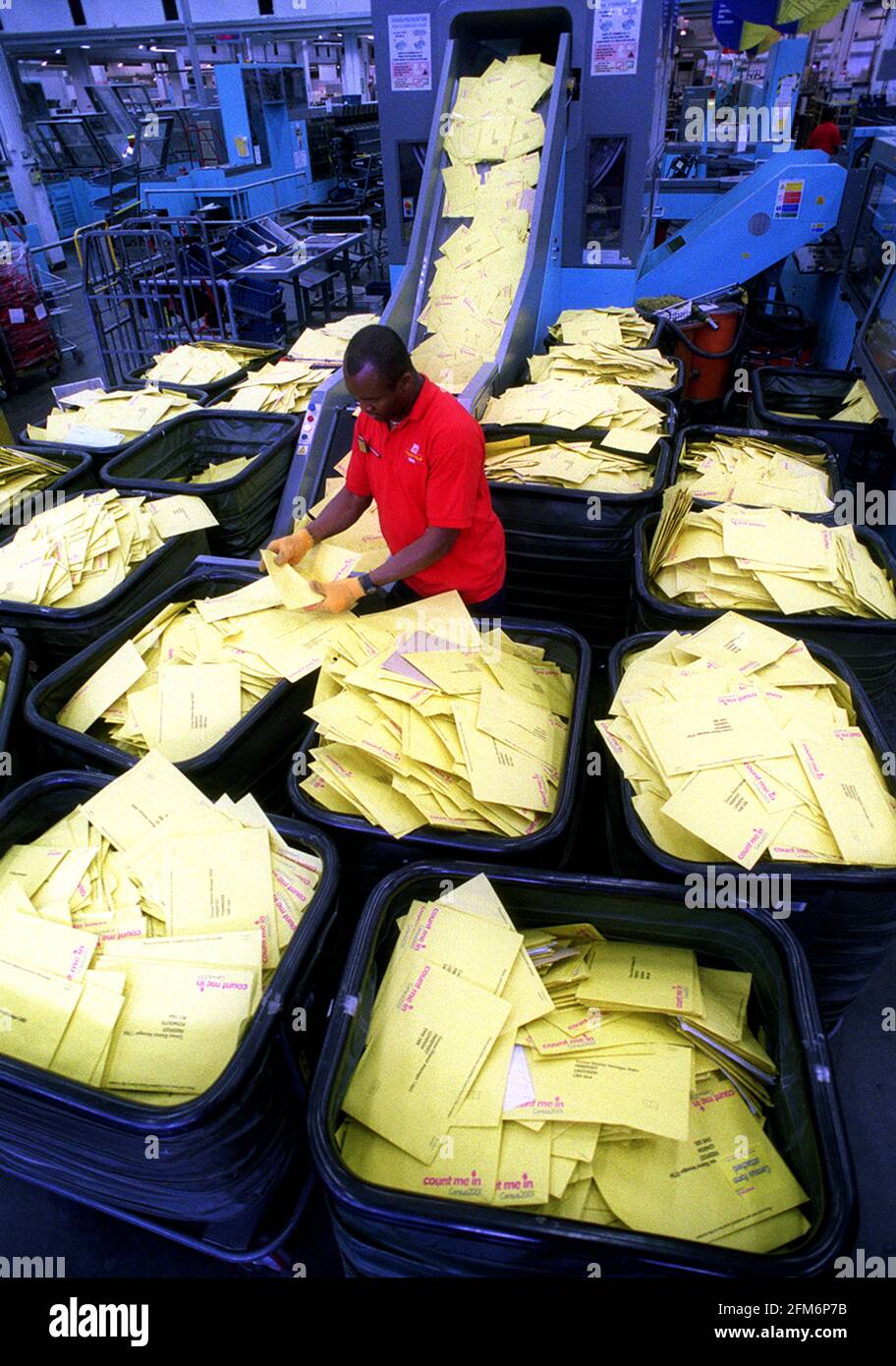 FORMULAIRES DE RECENSEMENT EN COURS DE TRAITEMENT, AU BUREAU DE TRI DU COURRIER ROYAL, DANS LE SUD-OUEST DE LONDRES, AUJOURD'HUI. LE TRIEUR EST BEN ONYEBALU Banque D'Images