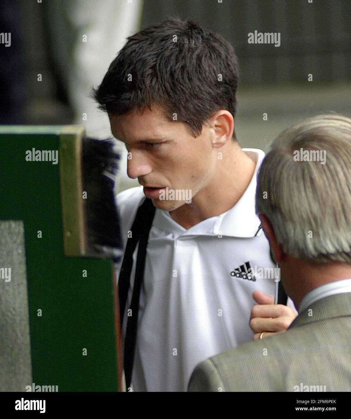 Tim Henman pendant le match avec Goran Ivanisevic au Wimbledon tennis Championnats 2001 Banque D'Images