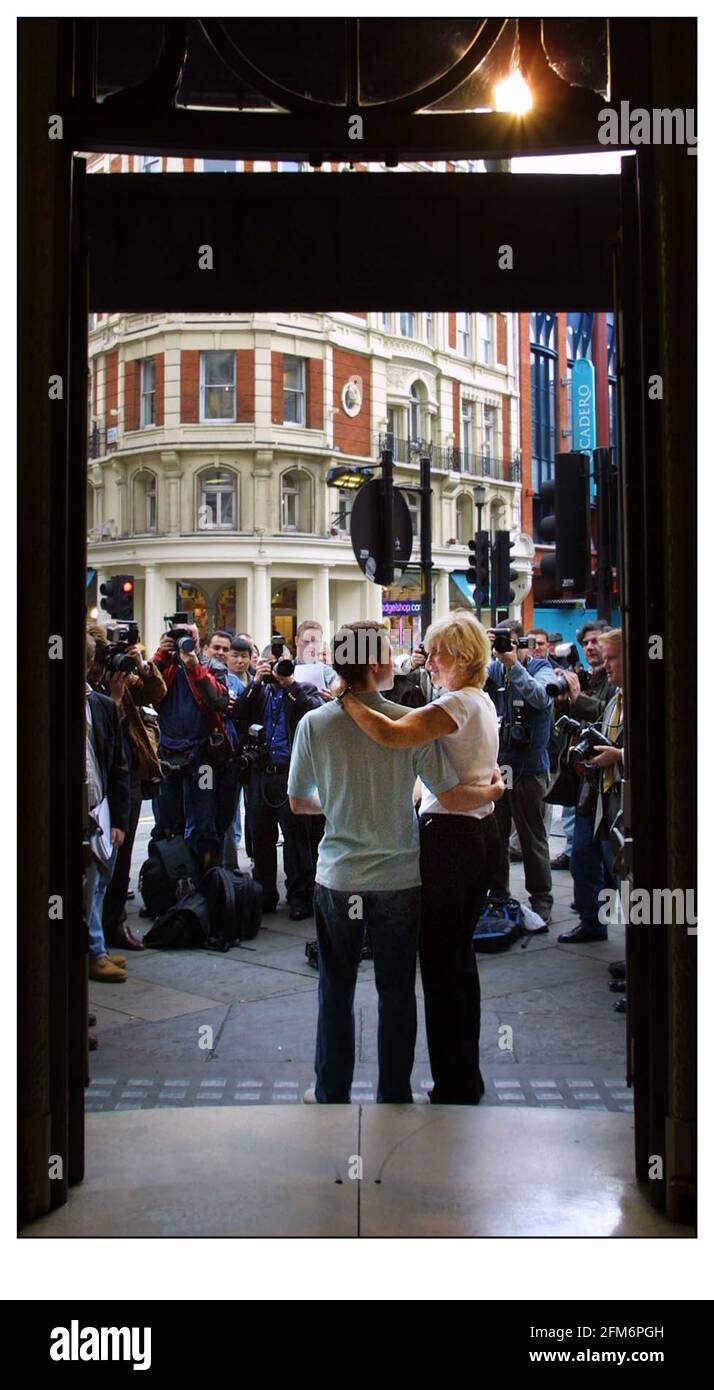 Linda Gray, actrice américaine et star de Dallas, fera ses débuts sur la scène du West End avec Mme Robinson au Graduate et David Nicolle faisant également ses débuts sur le West End avec Benjamin au Gielgud Theatre de Londres. pic David Sandison 11/9/2001 Banque D'Images