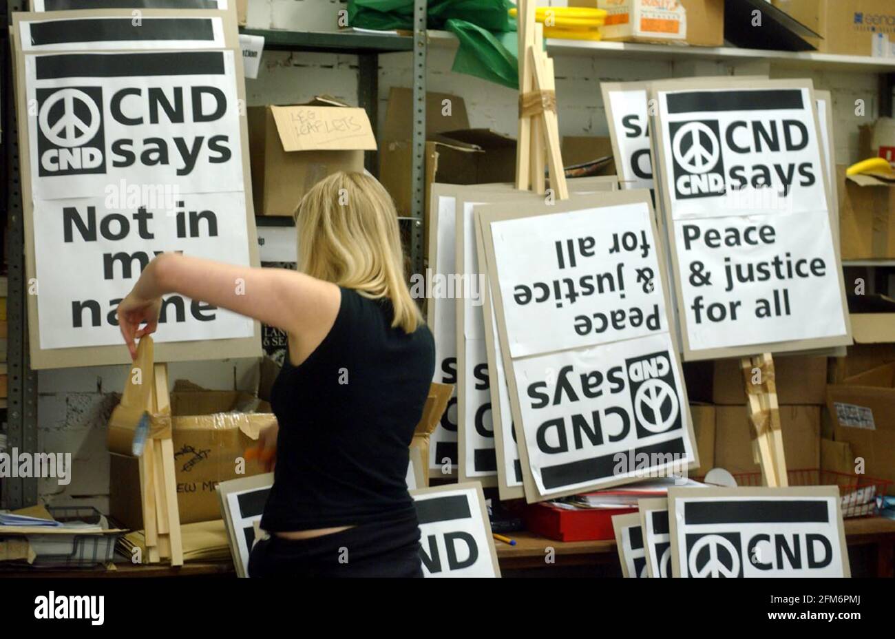 POUR LE PERSONNEL DE L'IOS CND PRÉPARANT DES PANCARTES POUR LA DÉMONSTRATION DES TOMBEAUX À LONDRES. 12.10.01 PHOTO : JOHN VOOS Banque D'Images