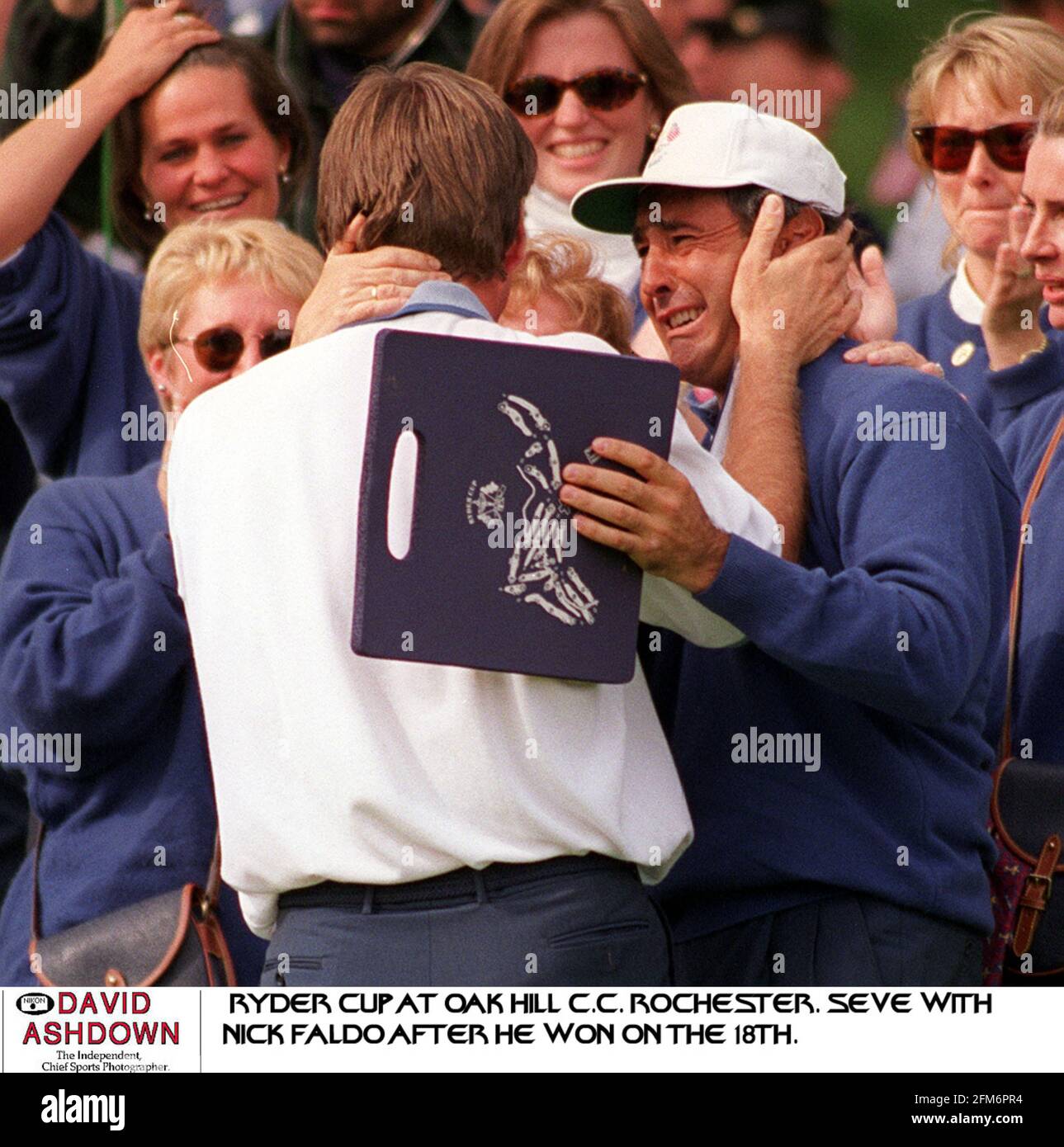 Nick Faldo félicite une émotif Seve Ballesteros le dix-huitième Trou après l'Europe a remporté la Ryder Cup en battant les États-Unis États à Oak Hill Rochester, État de New York Banque D'Images
