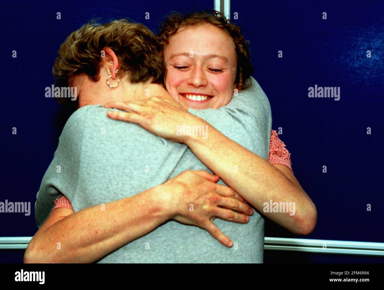Rachel Goldwyn embrassant sa sœur Naomi Rose, à Heathrow, après son retour (Rachel's) après avoir été emprisonnée en Birmanie. Banque D'Images