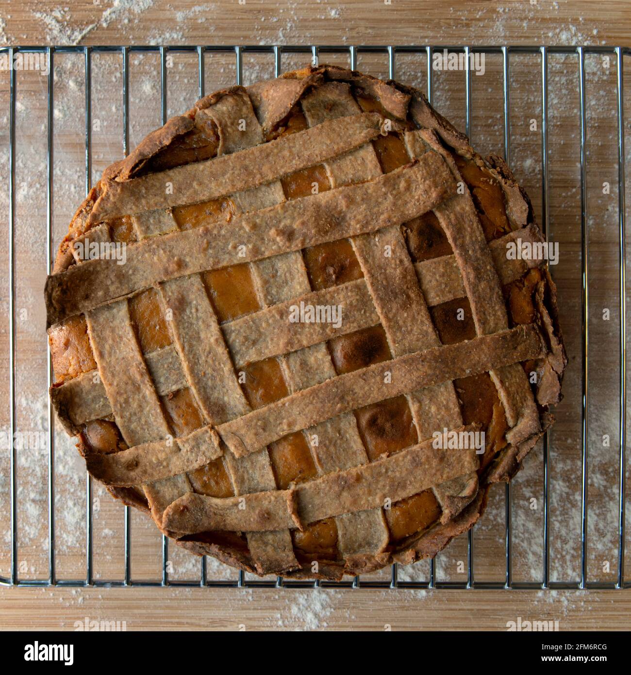 Tarte faite maison en gros avec croûte de treillis vue forme ci-dessus Banque D'Images