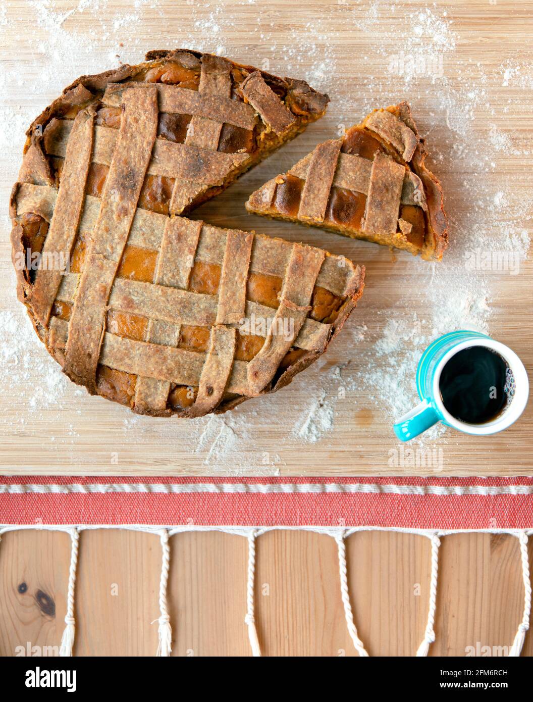 Une tranche de tarte maison appétissante et une tasse du formulaire de vue sur le café ci-dessus Banque D'Images