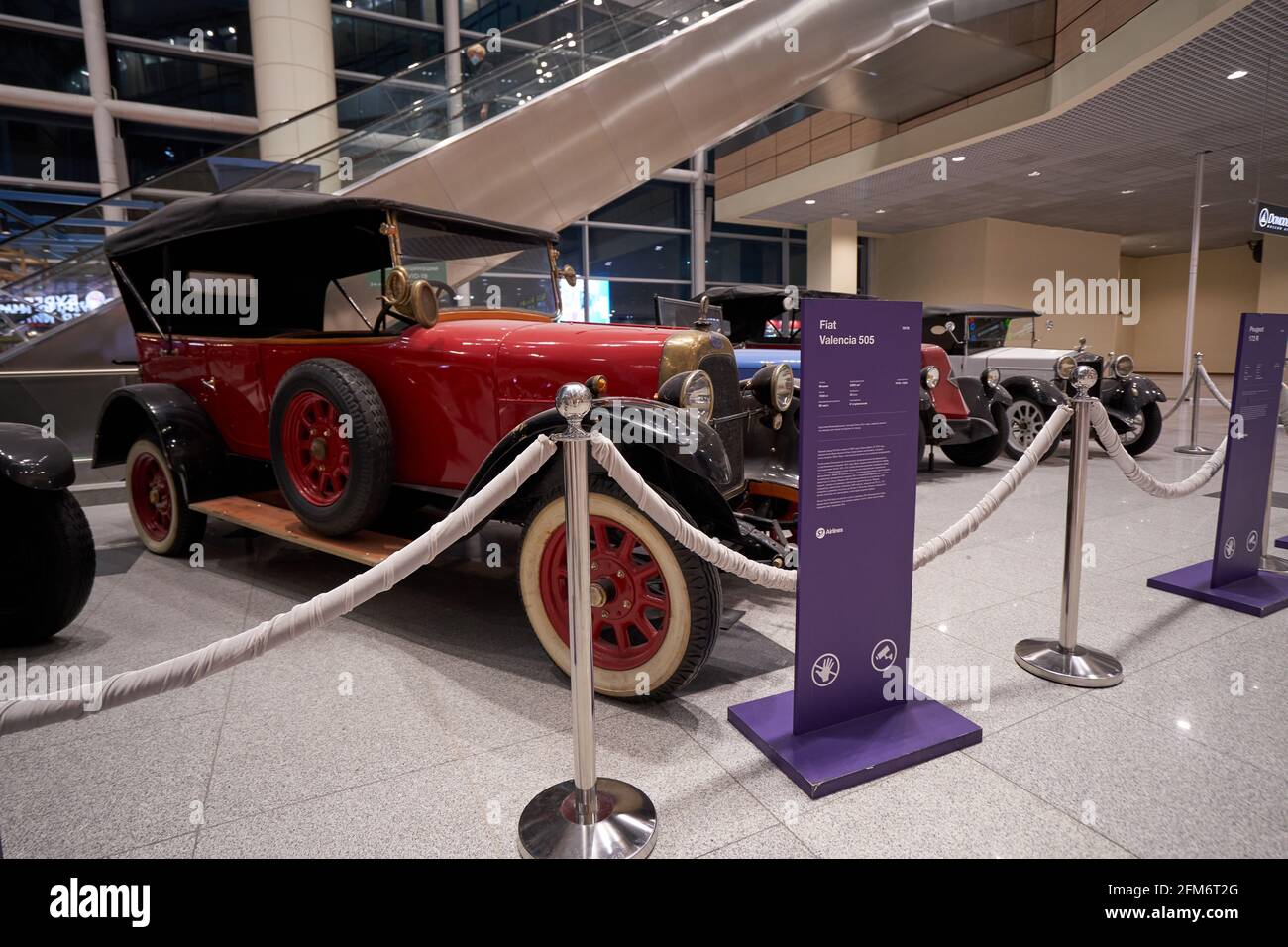 MOSCOU, RUSSIE - 3 MAI 2021 : voiture rétro italienne Fiat valencia 505 sur un stand d'exposition à l'aéroport international Domodeovo Banque D'Images