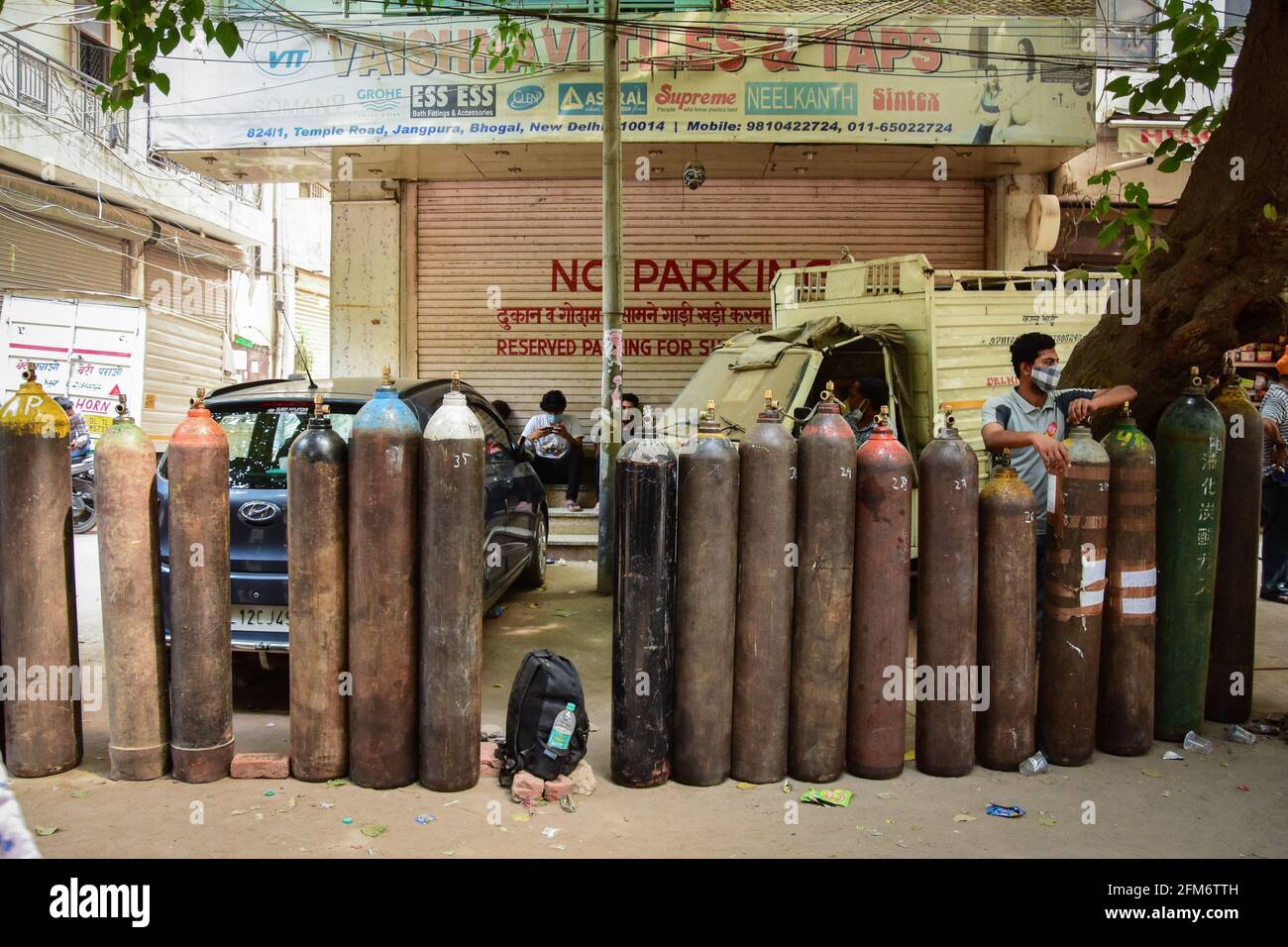 New Delhi, Inde. 06e mai 2021. Les gens qui attendent des bouteilles d'oxygène devant un magasin pour les faire remplir, au milieu du nombre croissant de cas de coronavirus (COVID-19) à New Delhi. Crédit : SOPA Images Limited/Alamy Live News Banque D'Images