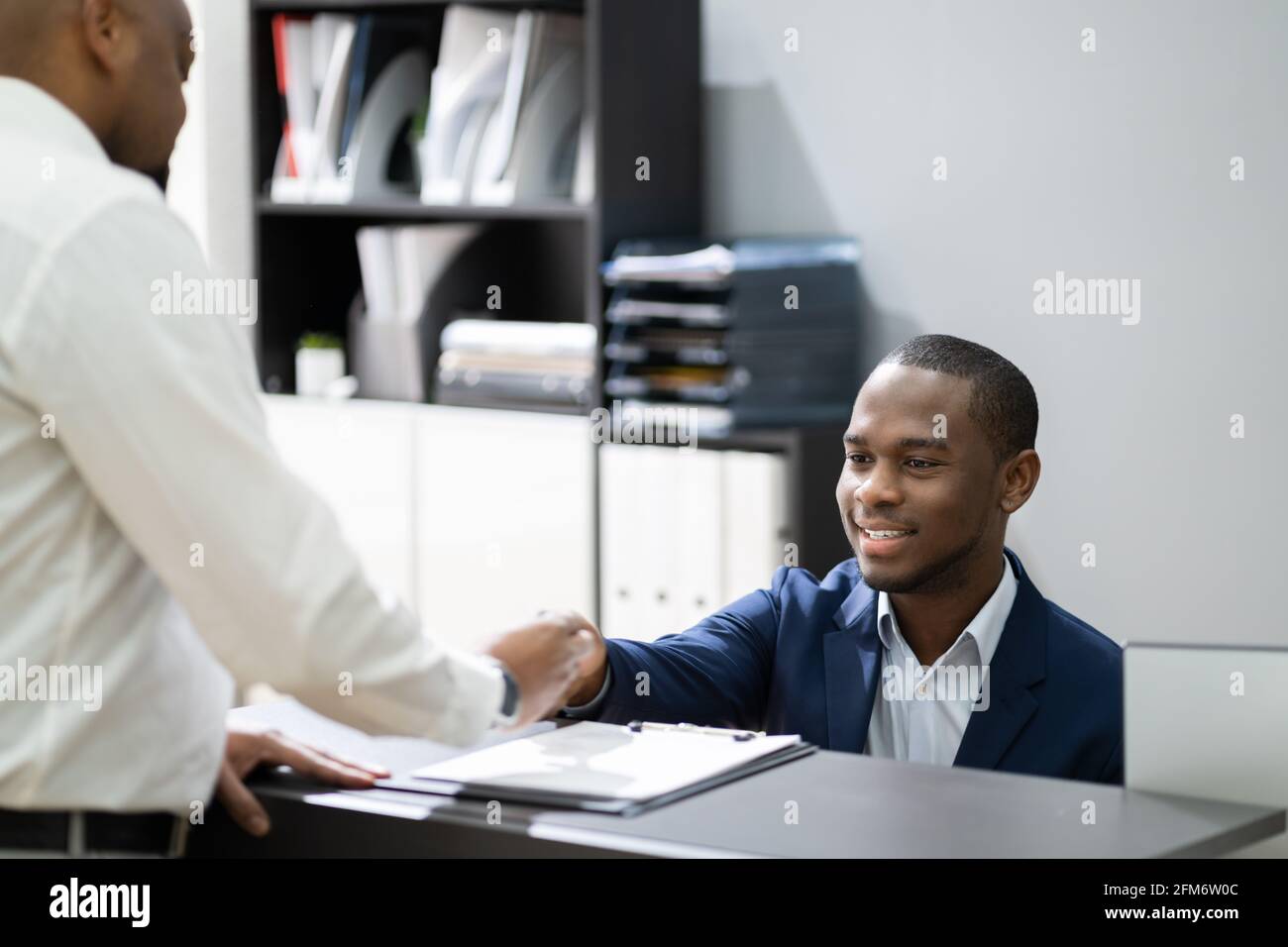 Client africain au comptoir de caisse de la réception de l'hôtel Banque D'Images