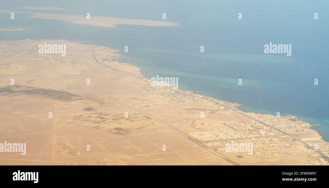 vue panoramique depuis la fenêtre d'avion de la mer Rouge Et le désert en Égypte Banque D'Images