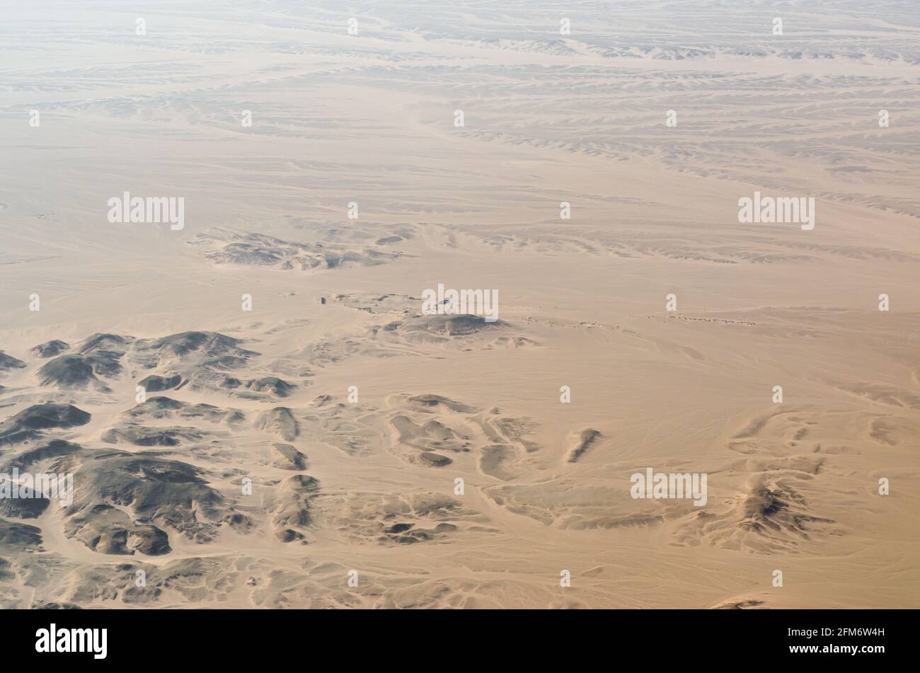 vue panoramique depuis la fenêtre de l'avion du désert à l' Égypte Banque D'Images
