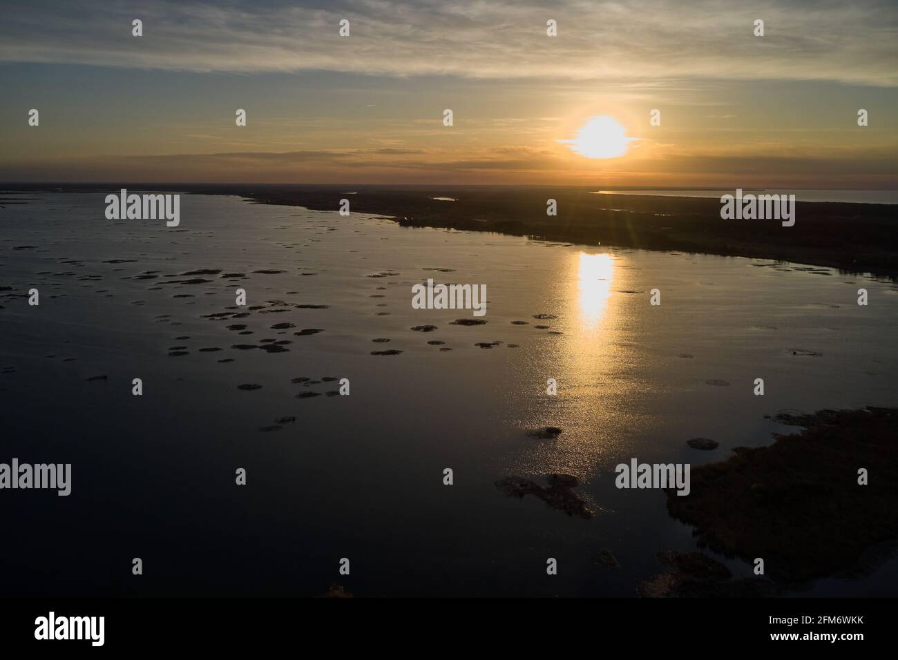 Beau paysage avec le coucher du soleil sur le lac Banque D'Images
