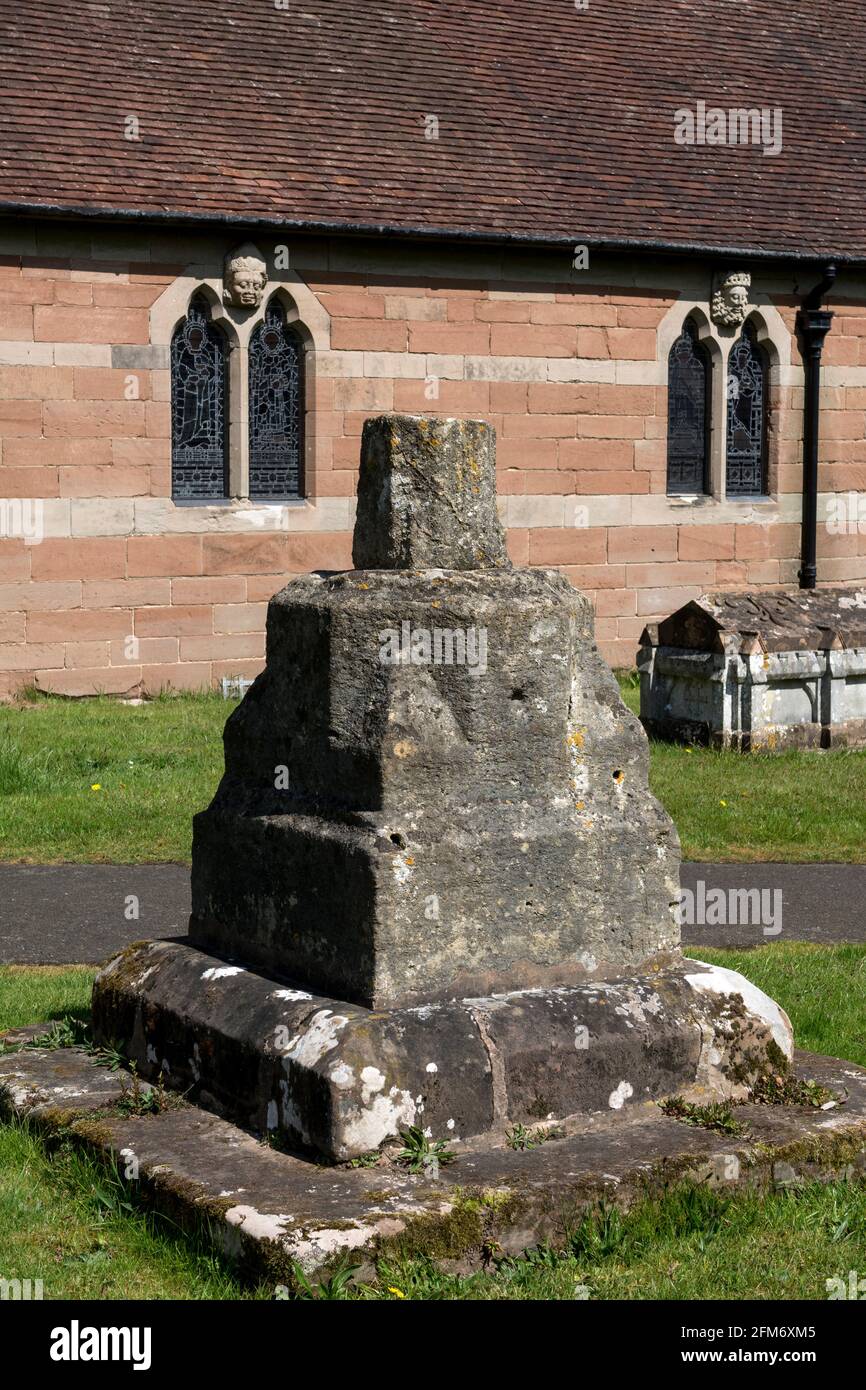 Vestiges d'une ancienne croix, cimetière Saint-Laurent, Alvechurch, Worcestershire, Angleterre, ROYAUME-UNI Banque D'Images