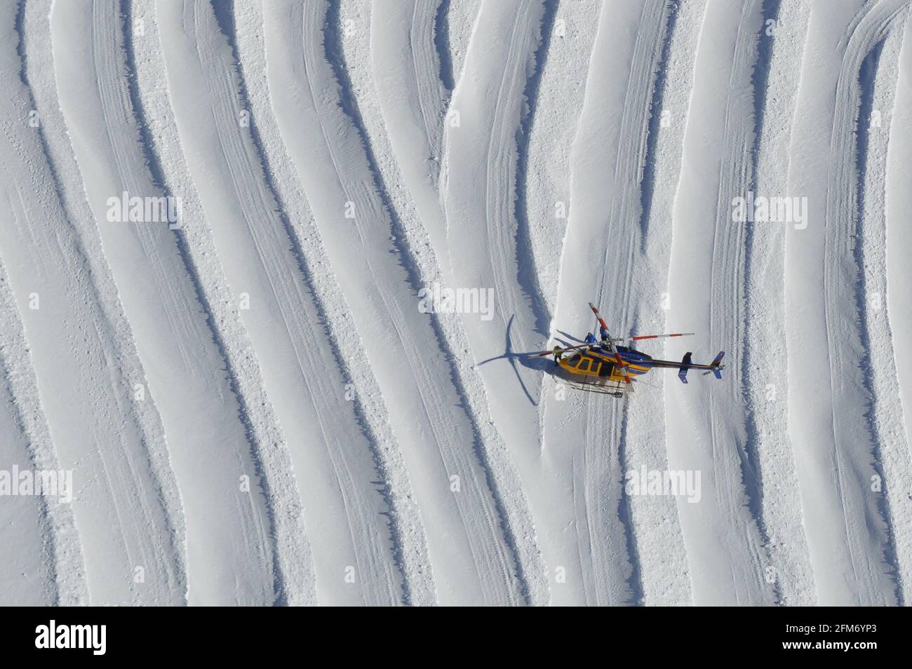 Hélicoptère sur fond de neige dans les Alpes suisses. Banque D'Images