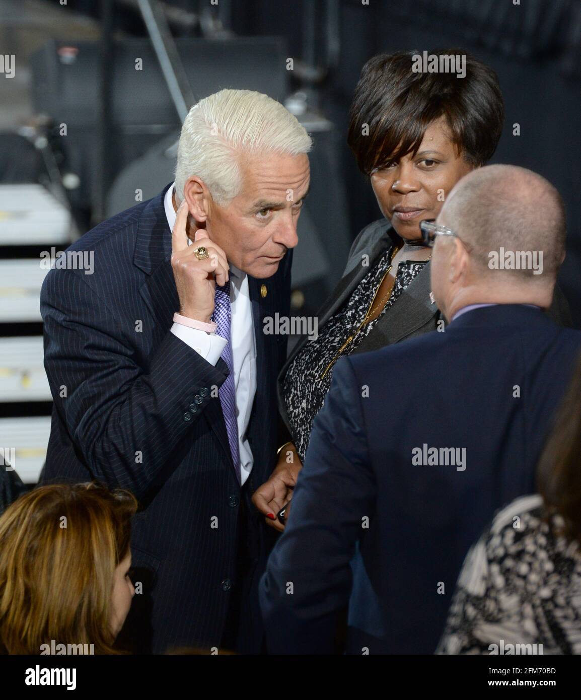 MIAMI, FL - MARS 07: Le candidat du gouverneur de Floride Charlie Crist assiste à un événement où le président américain Barack Obama a parlé au Coral Reef Senior High le 7 mars 2014 à Miami, Floride. Obama a annoncé un programme qui permettra aux étudiants de compléter plus facilement la demande gratuite d'aide fédérale aux étudiants. Charles Joseph 'Charlie' Crist, Jr. Est un avocat et homme politique américain qui a été le 44e gouverneur de la Floride de 2007 à 2011. Personnes: Charlie Crist crédit: Storms Media Group/Alay Live News Banque D'Images