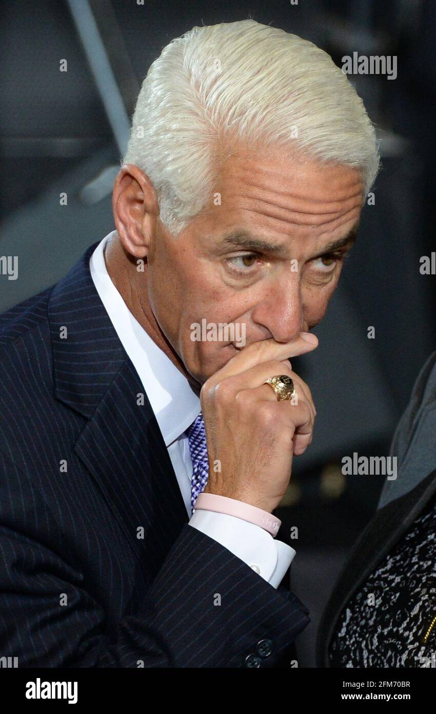 MIAMI, FL - MARS 07: Le candidat du gouverneur de Floride Charlie Crist assiste à un événement où le président américain Barack Obama a parlé au Coral Reef Senior High le 7 mars 2014 à Miami, Floride. Obama a annoncé un programme qui permettra aux étudiants de compléter plus facilement la demande gratuite d'aide fédérale aux étudiants. Charles Joseph 'Charlie' Crist, Jr. Est un avocat et homme politique américain qui a été le 44e gouverneur de la Floride de 2007 à 2011. Personnes: Charlie Crist crédit: Storms Media Group/Alay Live News Banque D'Images