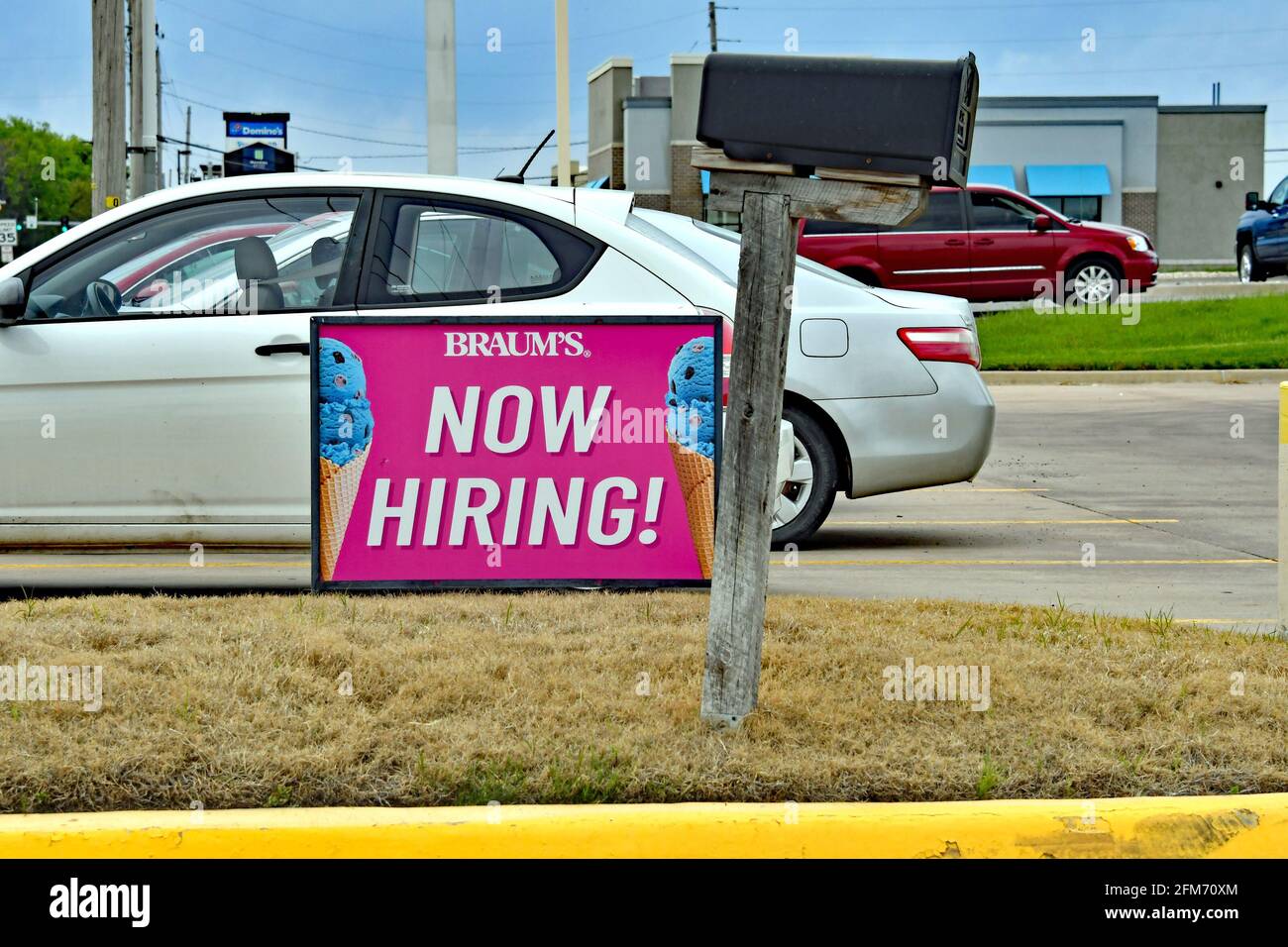 Emporia, Kansas, États-Unis. 6 mai 2021. La boutique de produits laitiers et de sandwichs de Braum embauche maintenant des affiches sur le site d'Emporia, au Kansas, alors que les entreprises cherchent à embaucher des employés et à augmenter la production normale après la pandémie de COVID-19, le 6 mai 2021. Crédit : Mark Reinstein/Media Punch/Alamy Live News Banque D'Images