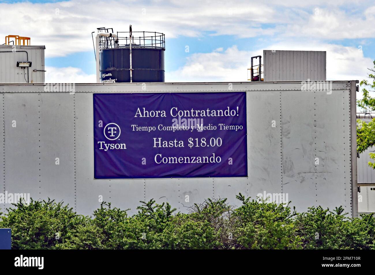Emporia, Kansas, États-Unis. 6 mai 2021. Des panneaux d'embauche en anglais et en espagnol sont maintenant affichés autour de l'entrée de l'usine Tyson Fresh Meats à Emporia, Kansas, alors que les entreprises cherchent à embaucher des employés et à augmenter la production normale après la pandémie COVID-19 le 6 mai 2021. Crédit : Mark Reinstein/Media Punch/Alamy Live News Banque D'Images