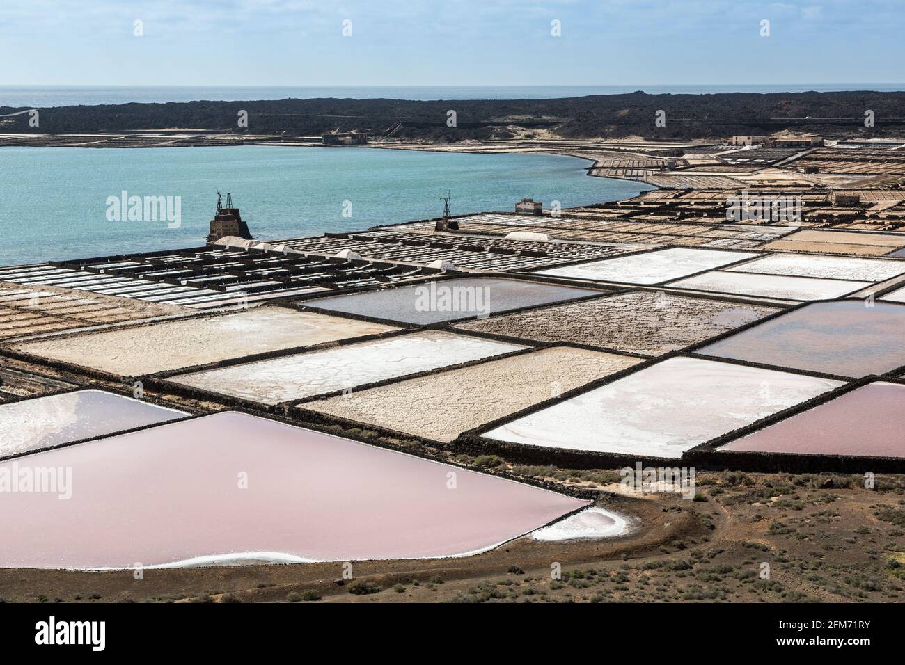 Sel séchant dans des casseroles, Salinas de Janubio, Lanzarote, Iles Canaries, Espagne Banque D'Images