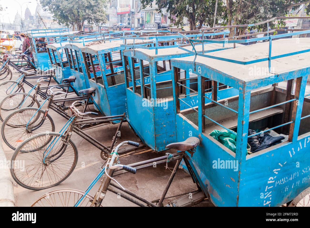 DELHI, INDE - 24 JANVIER 2017: Cyclo rickshaws utilisé comme alternative à un bus scolaire pour une école primaire à Delhi. Banque D'Images
