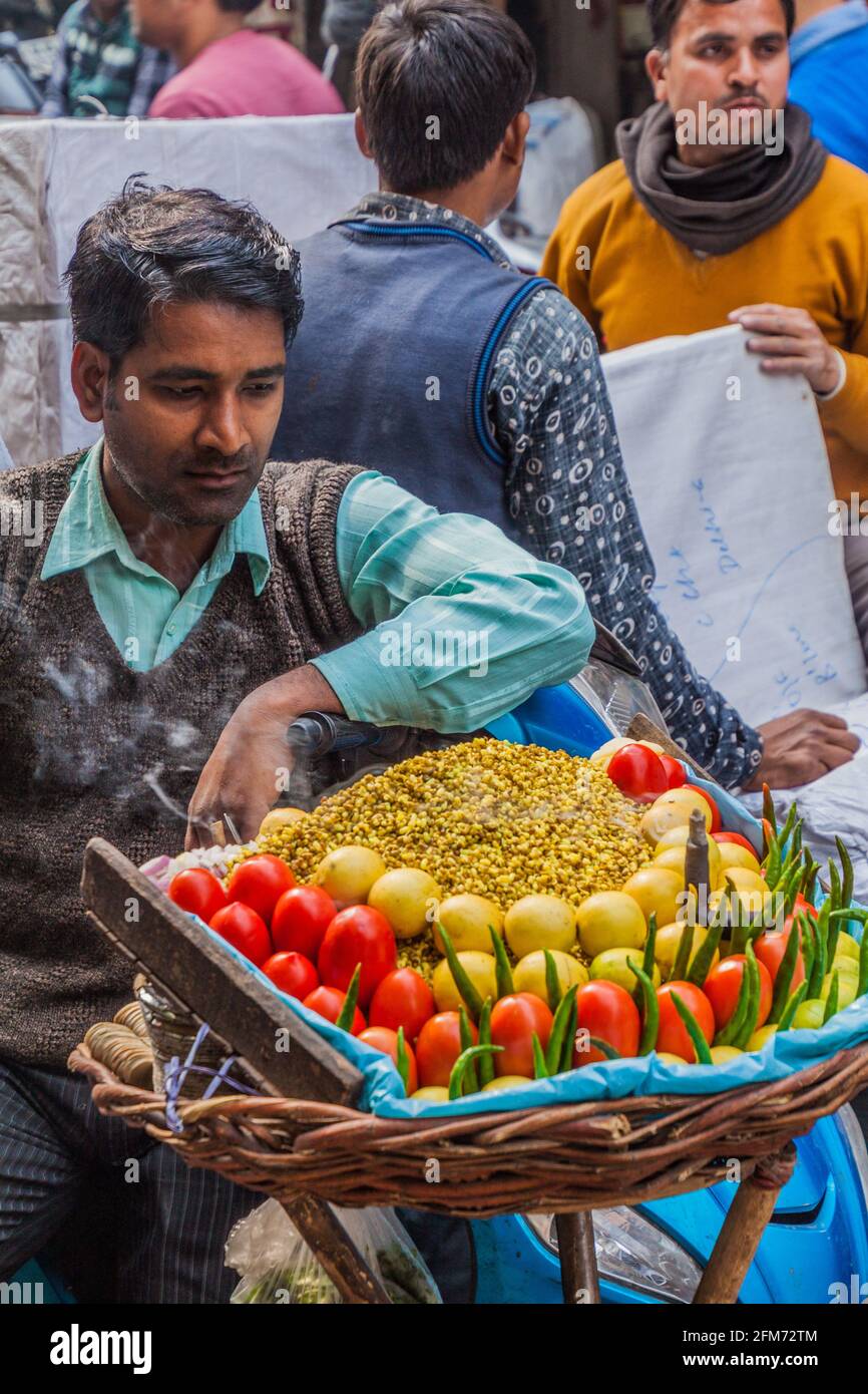 DELHI, INDE - 24 JANVIER 2017 : vendeur de nourriture de rue dans une rue à Delhi. Banque D'Images