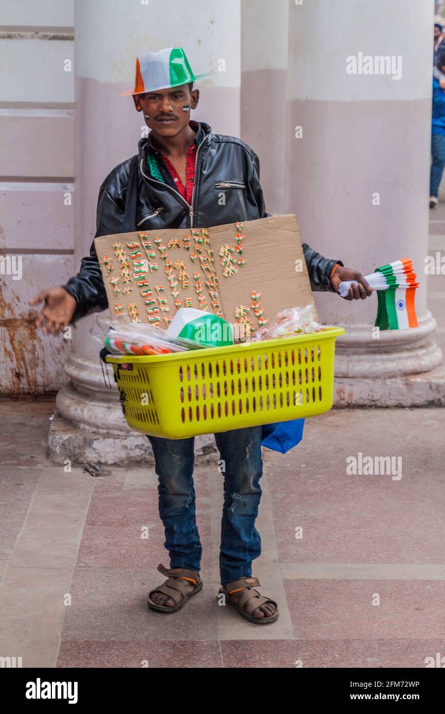 DELHI, INDE - 24 JANVIER 2017 : vendeur de rue de drapeaux indiens et d'articles patriotiques à Connaught place à Delhi. Le lendemain, le 26 janvier, est un ho national Banque D'Images