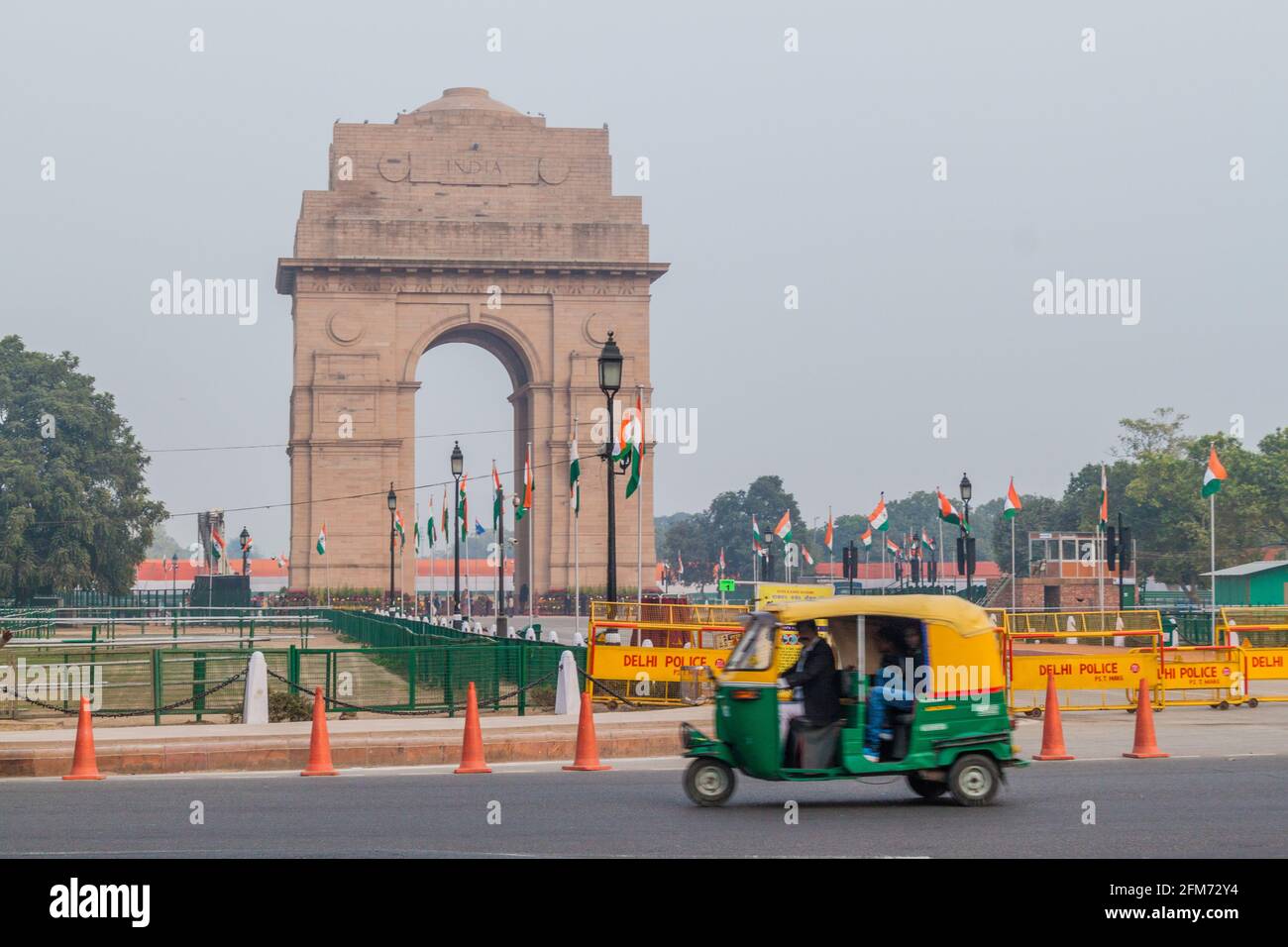 DELHI, INDE - 24 JANVIER 2017 : vue de la porte de l'Inde derrière les barrières de police de Delhi à New Delhi. Banque D'Images