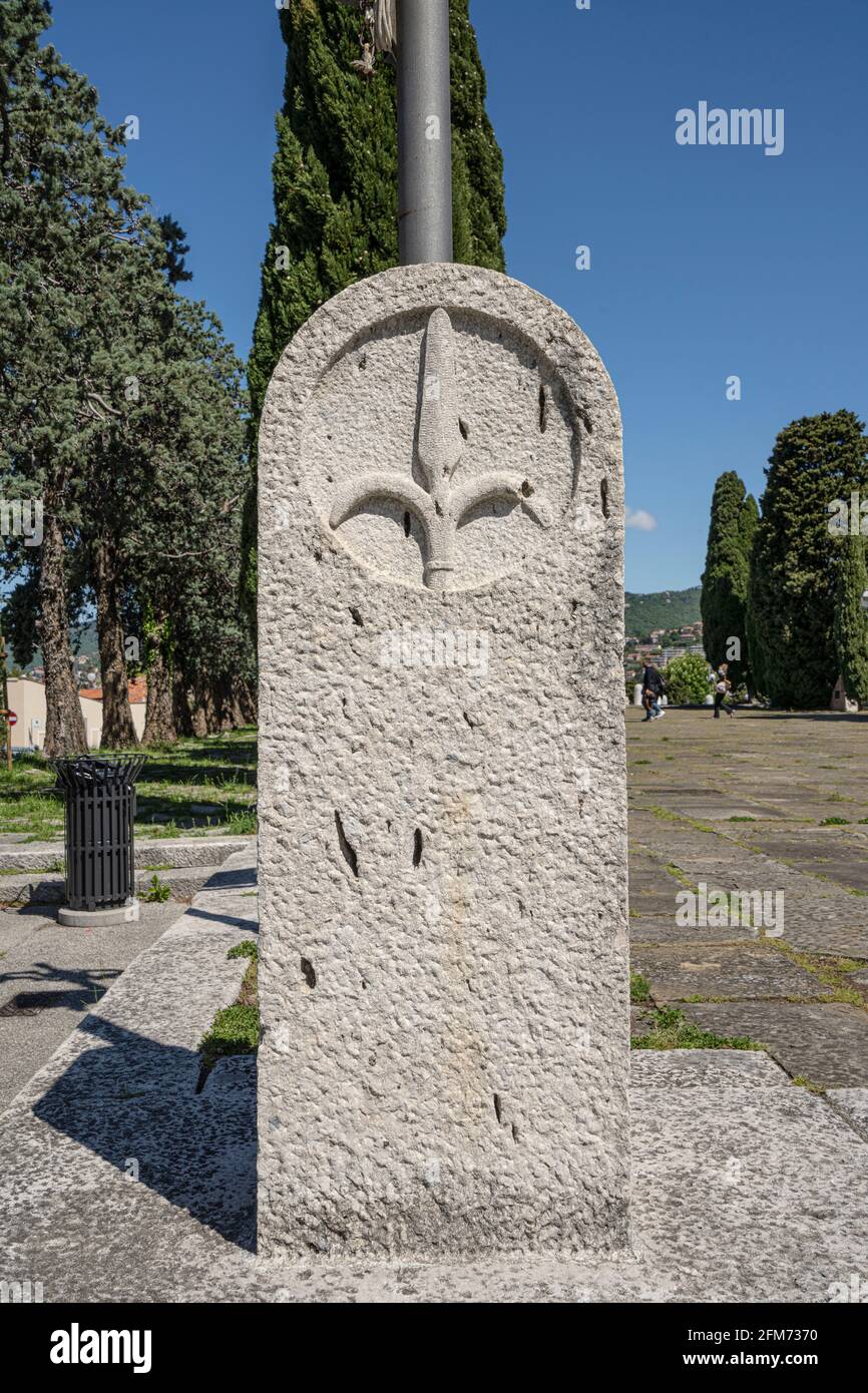 Le symbole de la ville sculpté sur une capitale en pierre à Trieste, en Italie. Banque D'Images