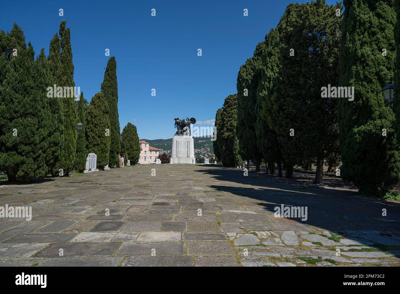 Trieste, Italie. 3 mai 2021. La place sur la colline de San Giusto avec le monument dédié aux morts de la ville pendant les guerres Banque D'Images