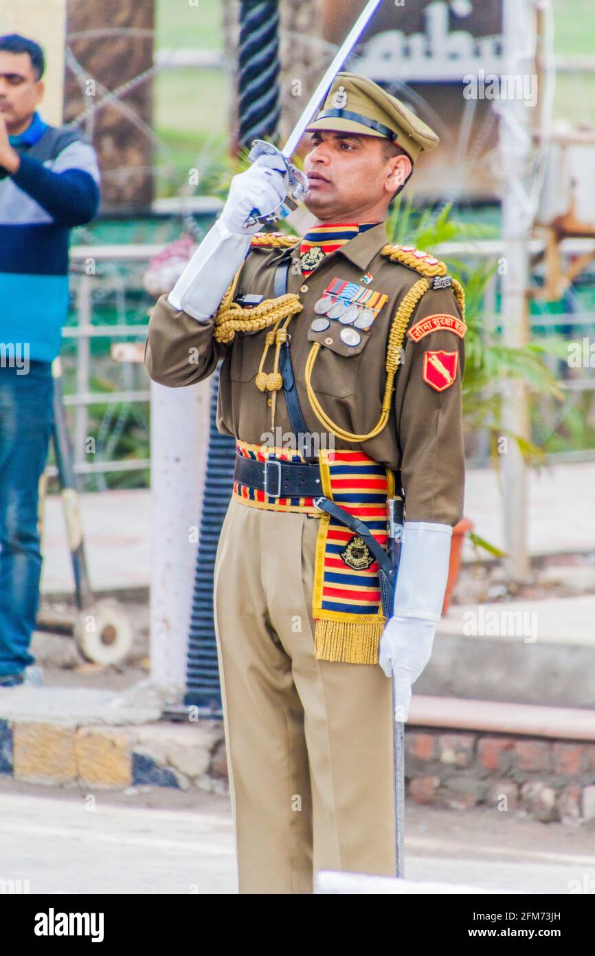 WAGAH, INDE - 26 JANVIER 2017 : membre de la Force de sécurité frontalière lors de la cérémonie militaire à la frontière entre l'Inde et le Pakistan à Wagah, au Punjab, Inde. Banque D'Images