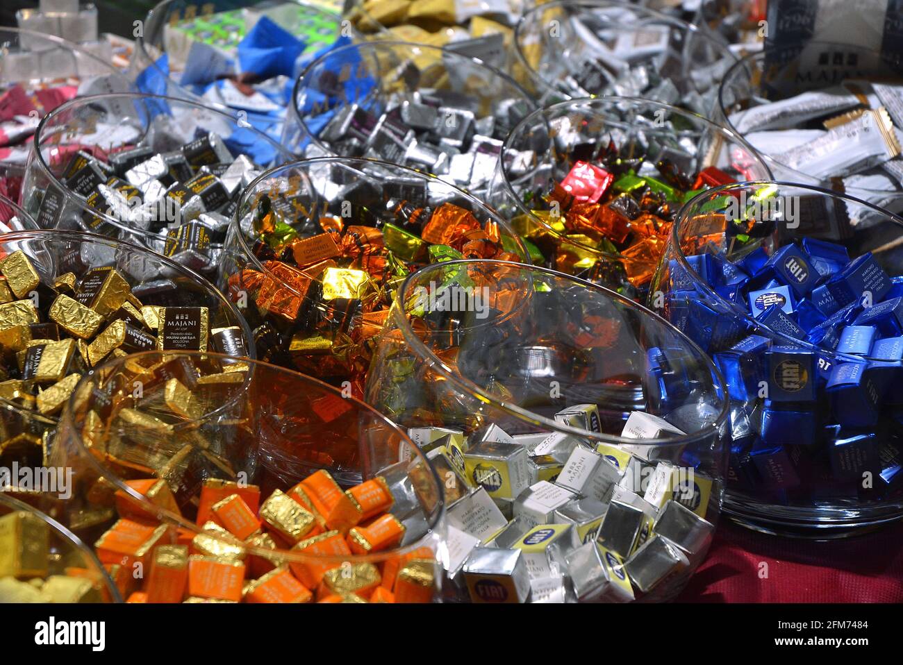 Turin, Piémont/Italie -11/11/2018- Foire 'Cioccolatò', un groupe de bols de chocolats italiens assortis Banque D'Images