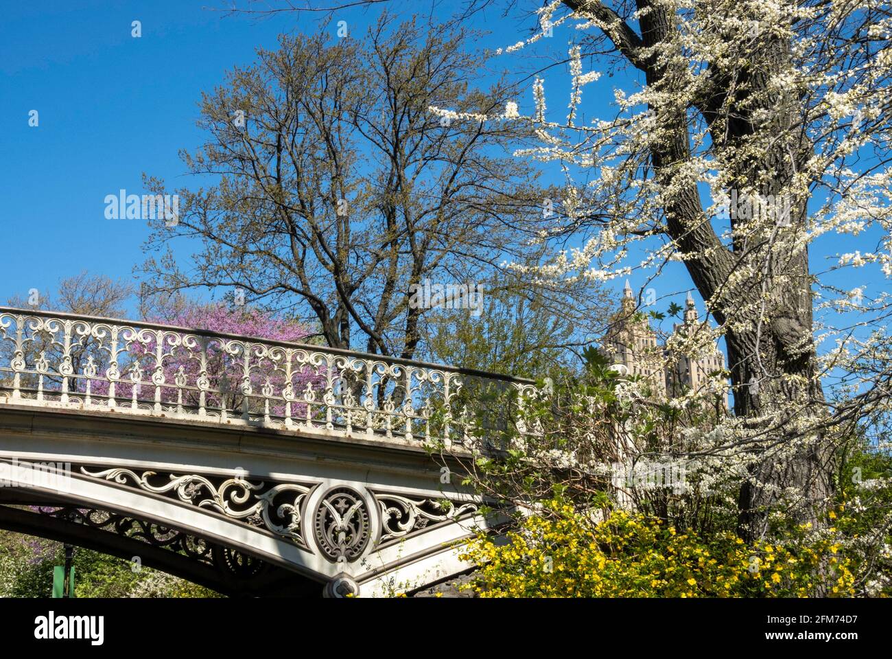 Le pont n° 27 de Central Park relie le Bridle Path à la piste de course à pied de New York, aux États-Unis Banque D'Images