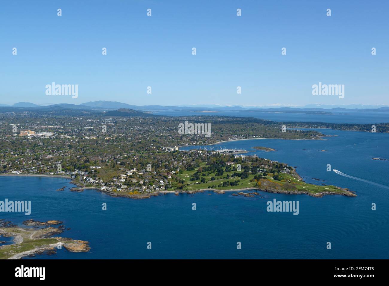 Photographie aérienne du Victoria Golf Club avec la réserve écologique des îles Trial au premier plan et Oak Bay, Victoria, île de Vancouver, Briti Banque D'Images