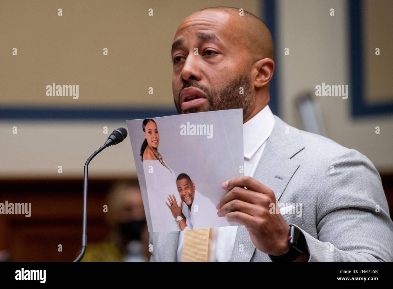 Washington, États-Unis d'Amérique. 06e mai 2021. Charles Johnson, mari de feu Kira Johnson et fondateur de 4Kira4Moms, témoigne de la perte de sa femme au cours d'une routine de la section C, comme il apparaît pour un comité de surveillance et de réforme de la Chambre des représentants audition "Birthing while Black: Examen de la crise de santé maternelle noire des Amériques » dans le bureau de Rayburn House à Washington, DC, le jeudi 6 mai 2021. Credit: Rod Lamkey/CNP | usage dans le monde crédit: dpa/Alay Live News Banque D'Images