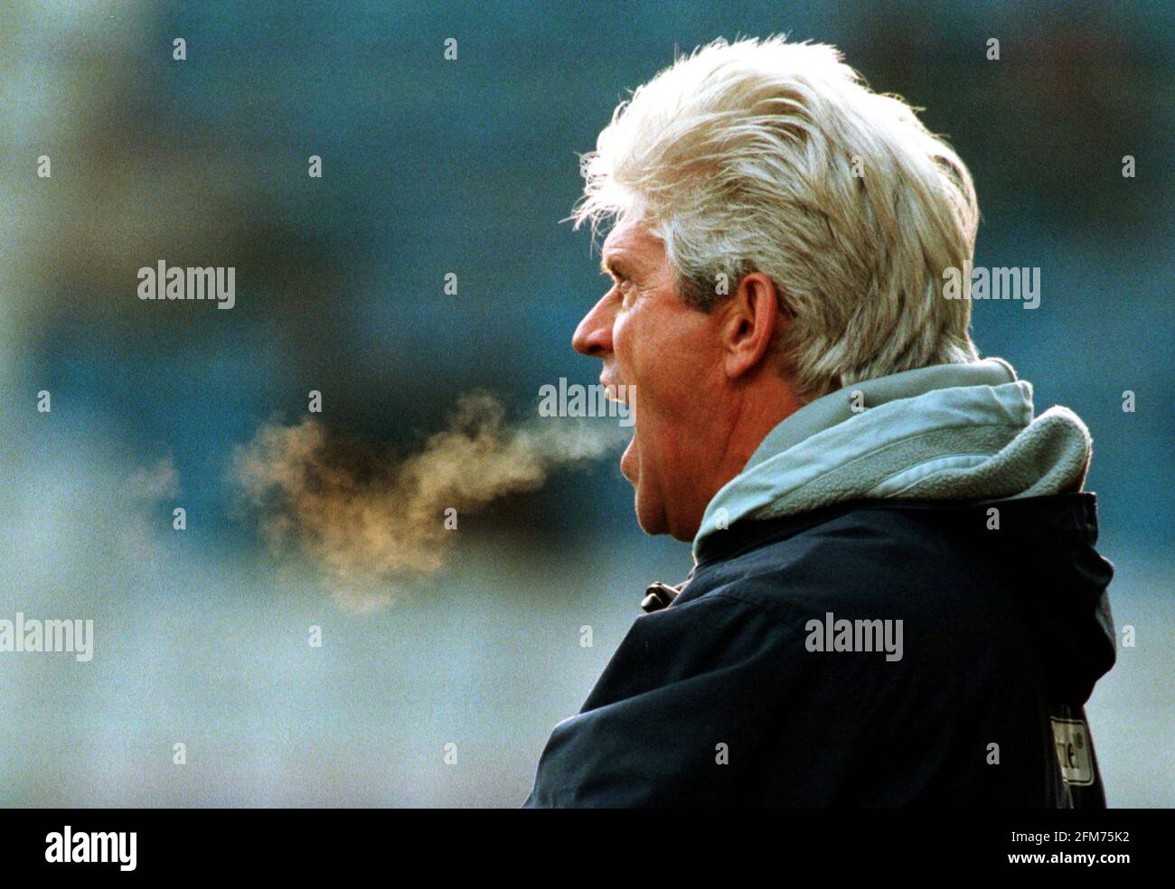 Ruhrstadion Bochum Allemagne 4.11.2000, football: Bundesliga, VfL Bochum (VFL, blanc) vs TSV 1860 Muenchen (TSV, jaune) 1:1 - Werner LORANT (TSV) Banque D'Images