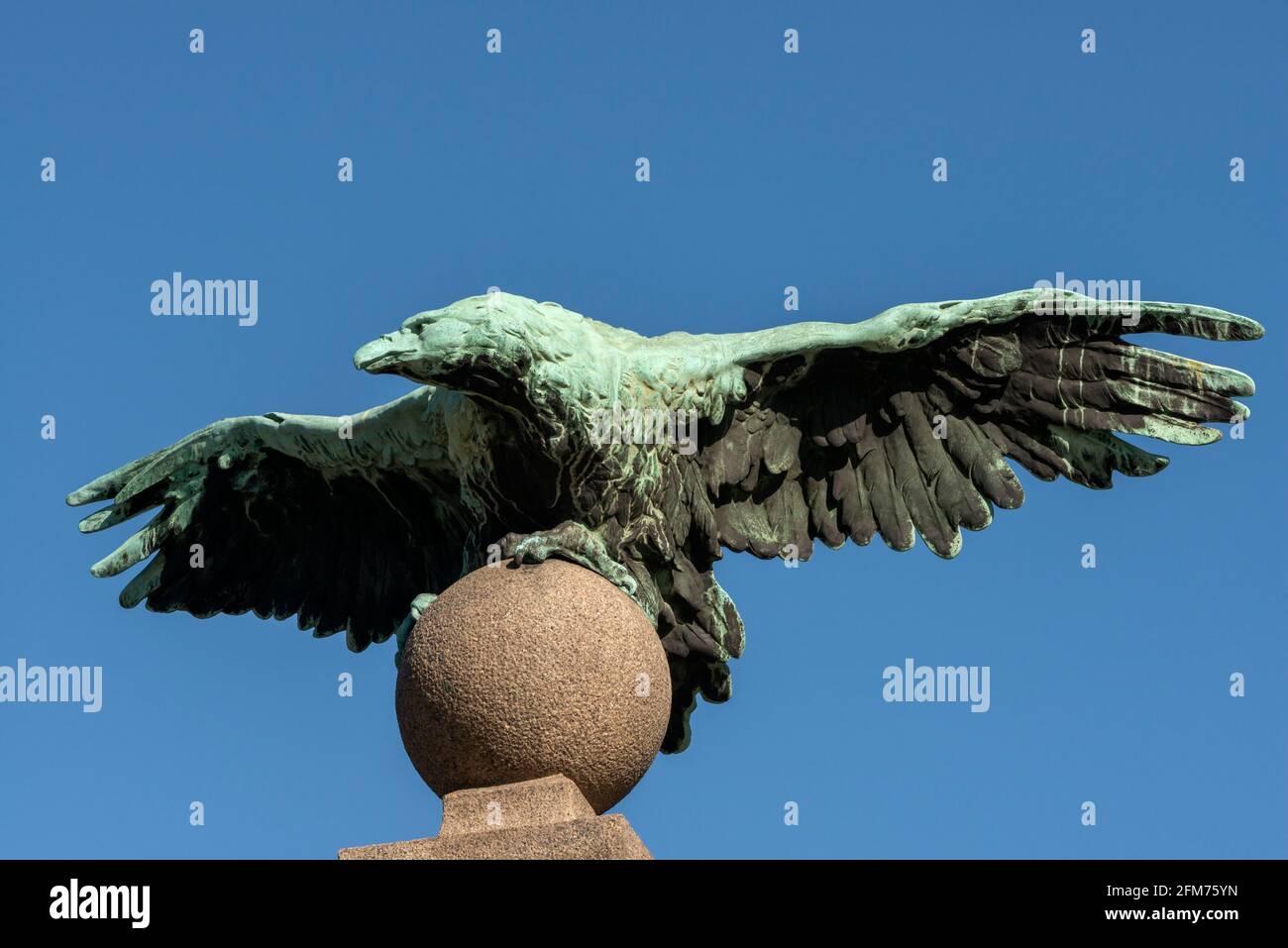 Sculpture statue aigle contre ciel bleu au pont de l'aigle, Sofia, Bulgarie, Europe de l'est, Balkans, UE Banque D'Images