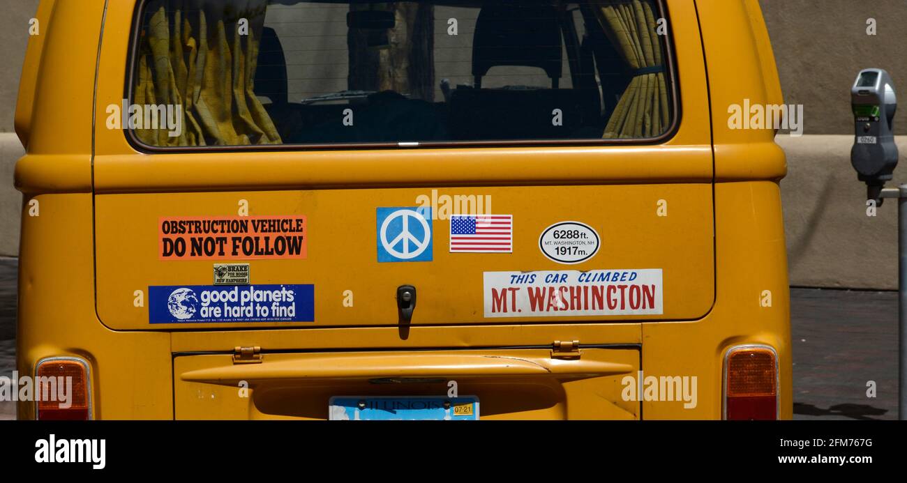 Des autocollants de pare-chocs à l'arrière d'un autobus Volkswagen déclarent que le véhicule et le conducteur ont réussi à se rendre au sommet du mont Washington dans le New Hampshire. Banque D'Images