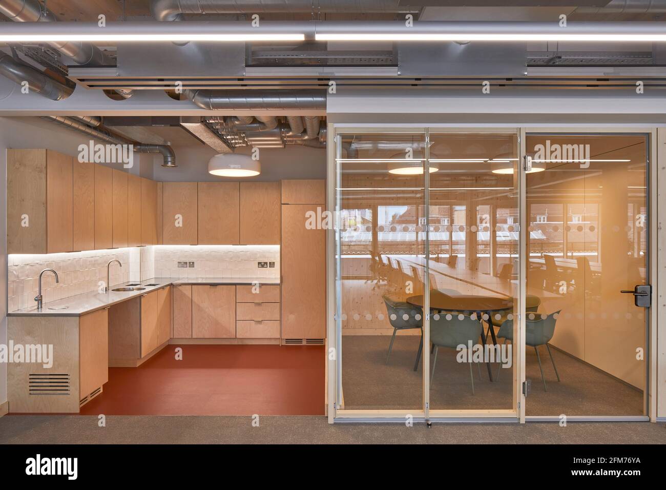 Espace de bureau intérieur avec salle de réunion et cuisine. Story Orsman Road, Londres, Royaume-Uni. Architecte : Waugh Thistleton Architects, 2021. Banque D'Images